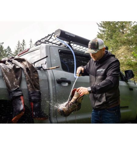 Nádrž na vodu na střešní nosič auta se solárním ohřevem tlaková Yakima RoadShower 10G 37l | Filson Store