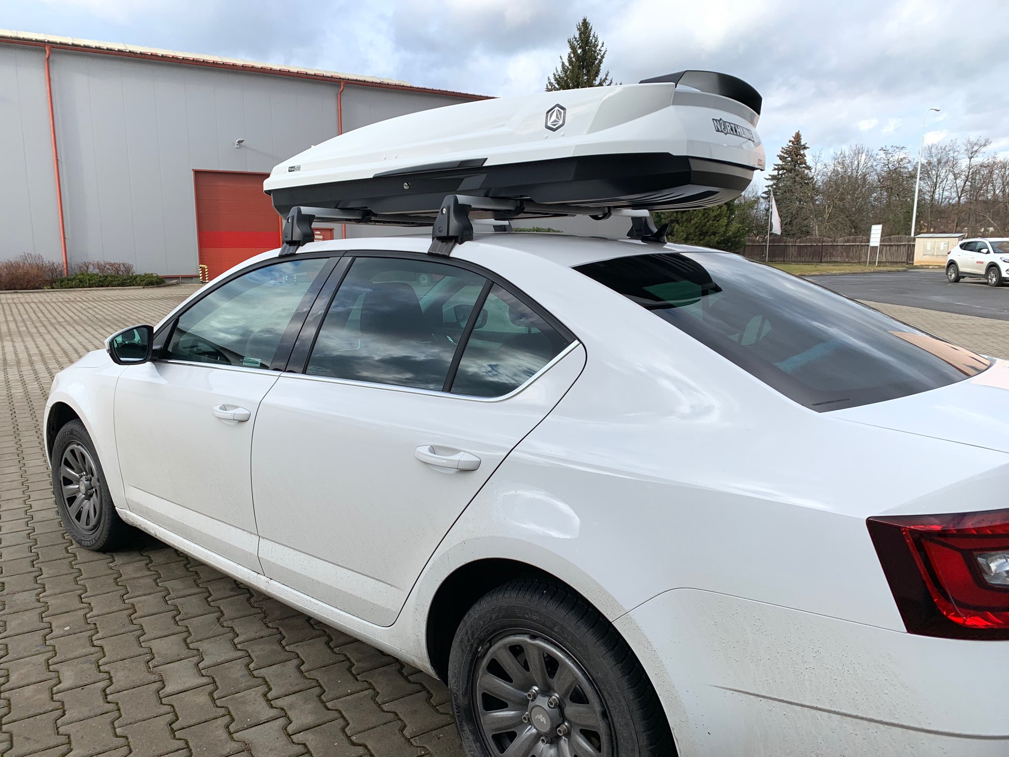 Montáž střešního boxu Northline Tirol 420 White a příčníků Škoda Octavia Liftback v prodejně Filsonstore